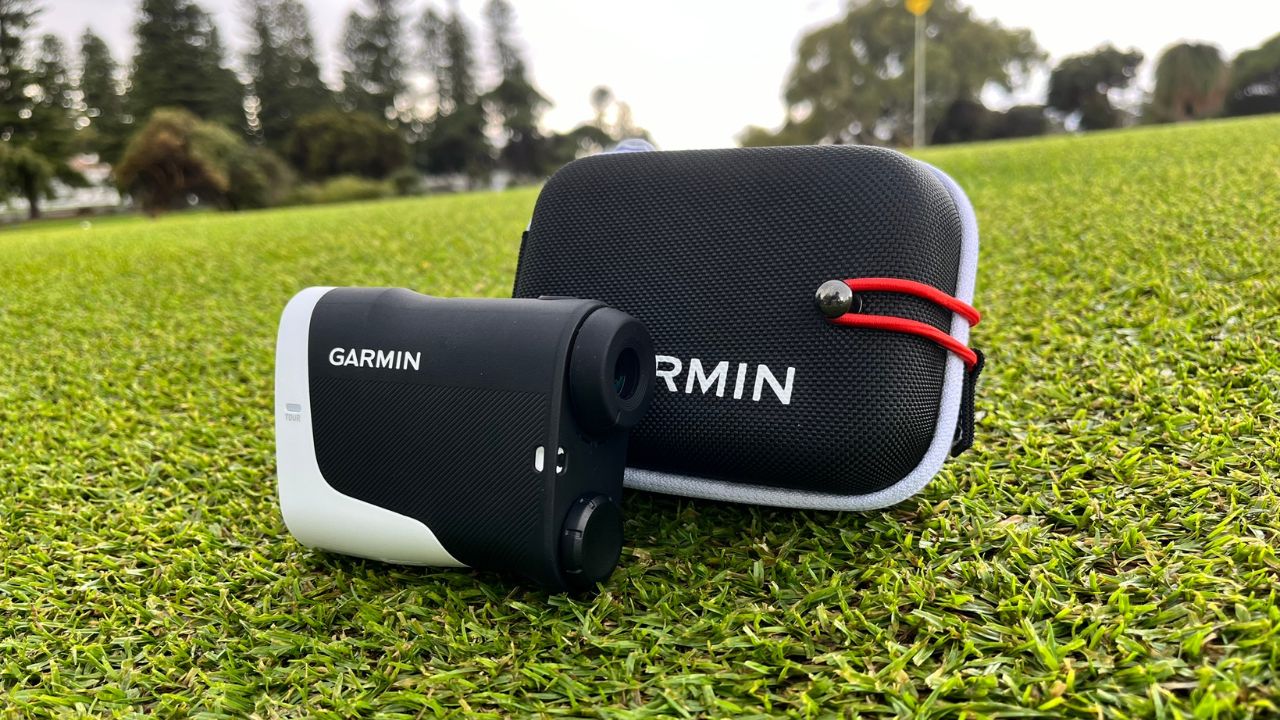 Garmin Approach Z30 Rangefinder and Carry Case